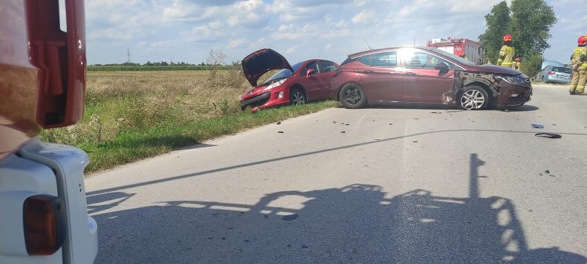 Zderzenie trzech samochodów na ulicy Wiśniowej we Włoszczowie. Do szpitala zabrano dwoje dzieci. Zdjęcia