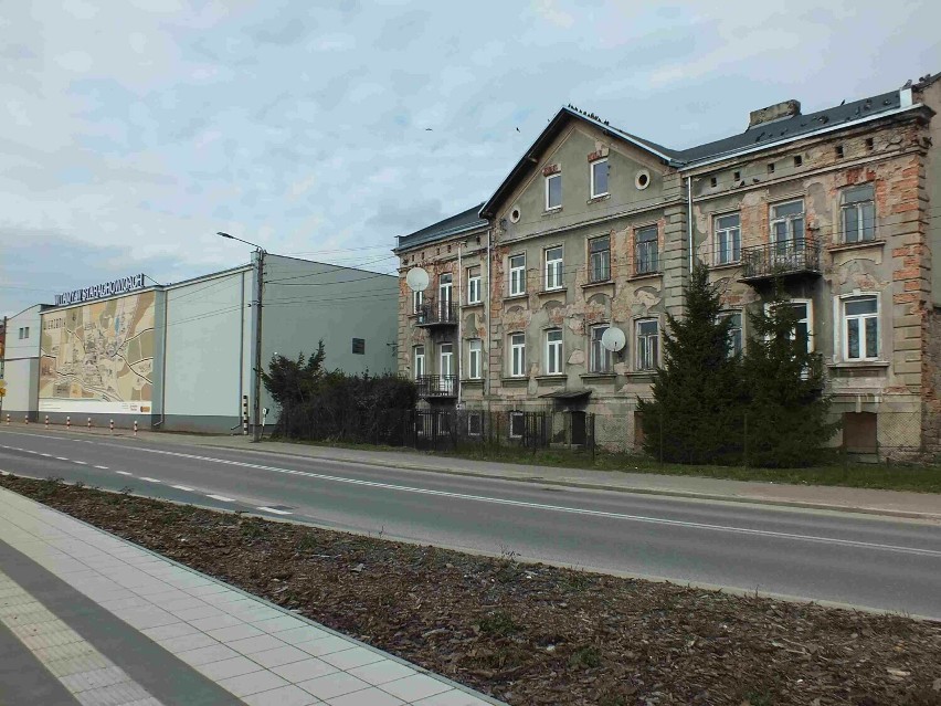 W Starachowicach zaprezentowano historyczny mural. Zdobi budynek sklepu Biedronka. Zobacz zdjęcia