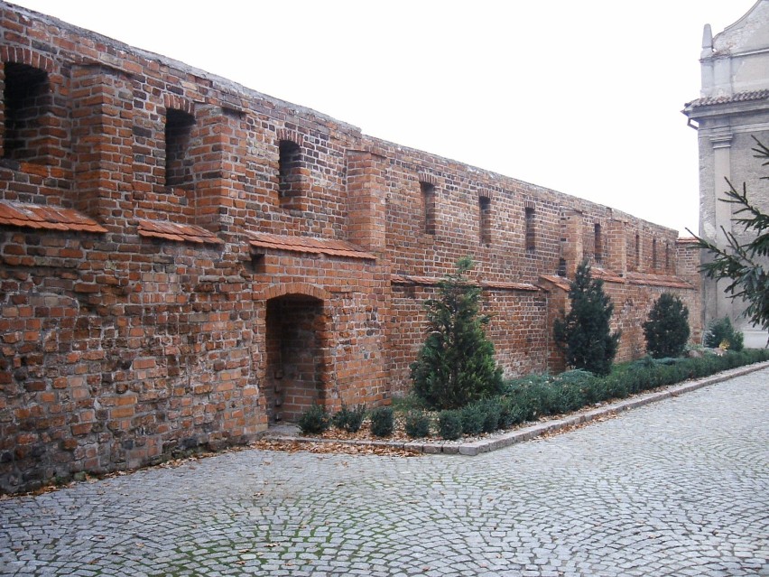 101. Mur obronny na terenie d. klasztoru benedyktynek.