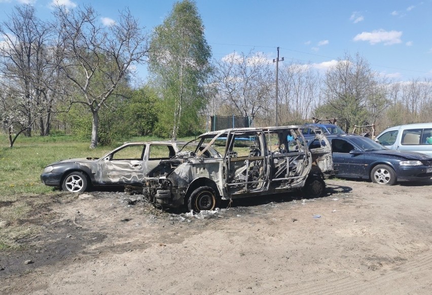 Dwa auta spłonęły doszczętnie