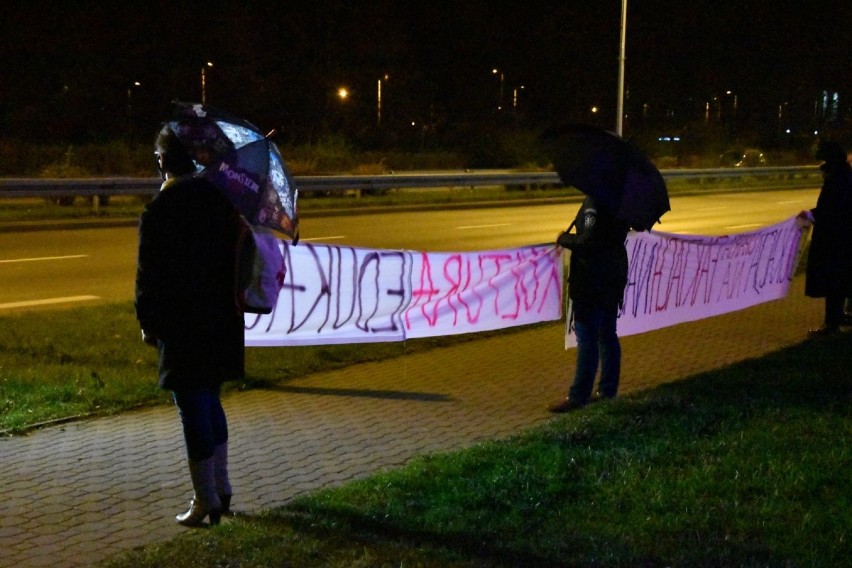 Wejherowo. "Postulaty na prześcieradłach". Protest Kobiet wzdłuż DK nr 6| ZDJĘCIA