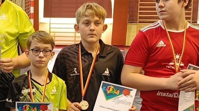 Antoni Koziński (w środku) został brązowym medalistą Międzywojewódzkich Mistrzostw młodzików w tenisie stołowym