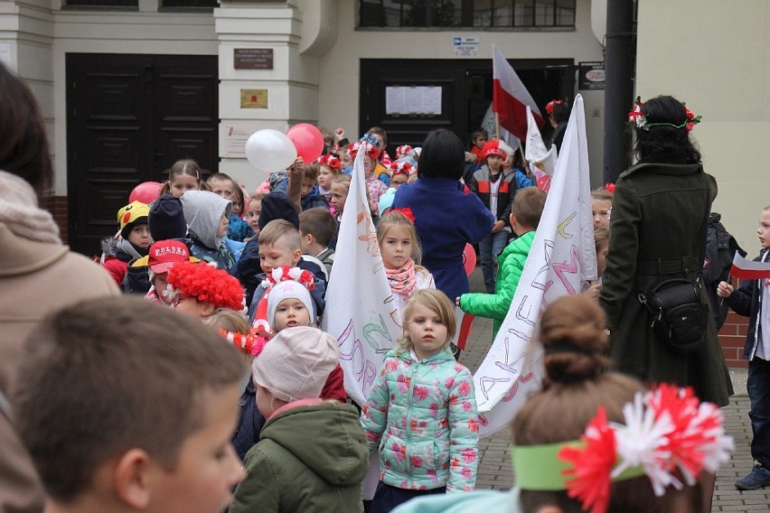 Marsz niepodległościowy wokół Szkoły Podstawowej nr 10 w Legnicy [ZDJĘCIA]