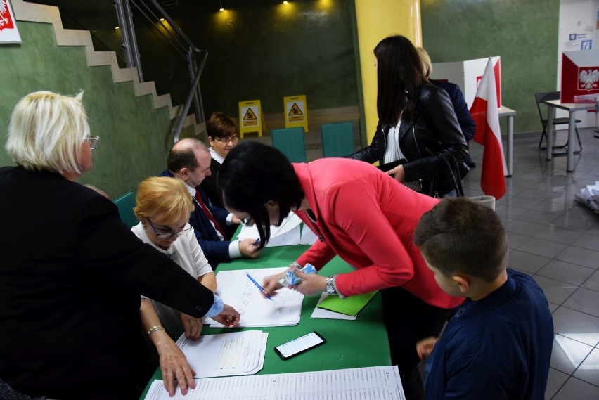 Wybory parlamentarne 2019 w Wieluniu. Mieszkańcy głosują [ZDJĘCIA, FREKWENCJA DO GODZINY 17]