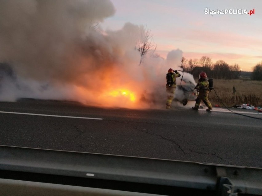 Policjanci uratowali kierowcę z płonącego auta na DK 86. Chwilę później samochód eksplodował.