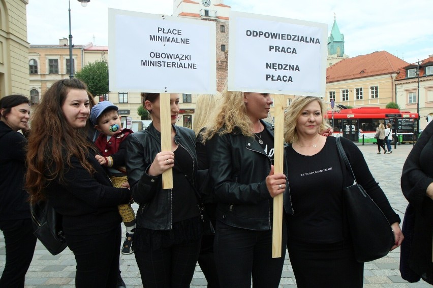 Pracownicy MOPR-u mają dość. Przez dwie godziny stali w ciszy i protestowali pod lubelskim ratuszem [ZDJĘCIA]