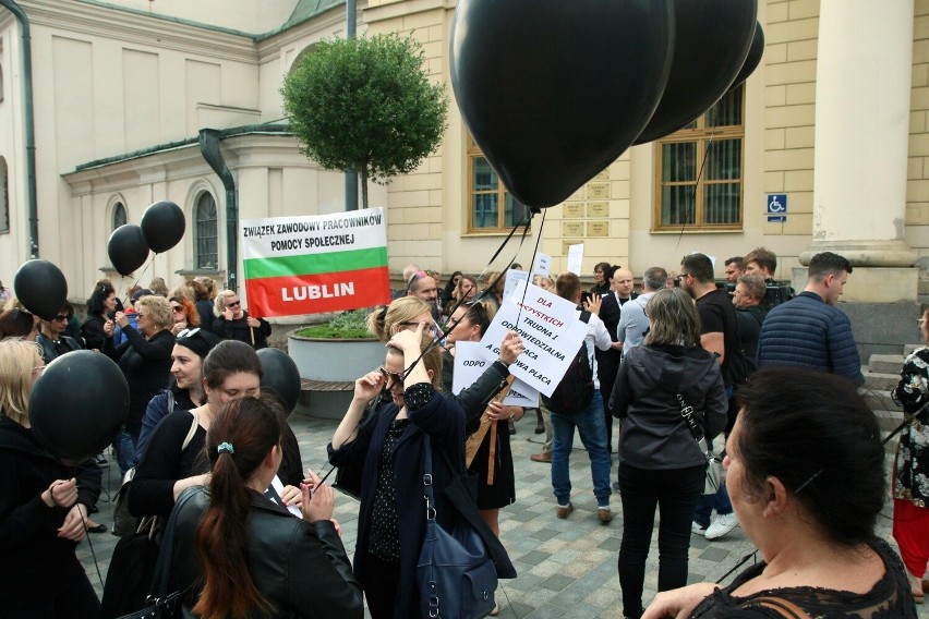 Pracownicy MOPR-u mają dość. Przez dwie godziny stali w ciszy i protestowali pod lubelskim ratuszem [ZDJĘCIA]