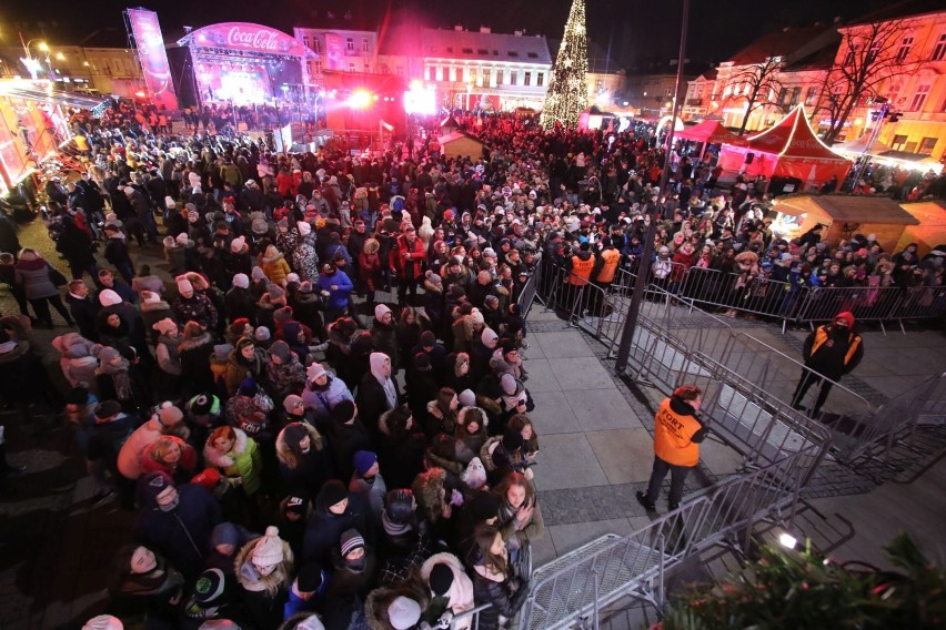 Tłumy kielczan na Jarmarku Bożonarodzeniowym w Kielcach. Świetna zabawa z "Coca-Colą"