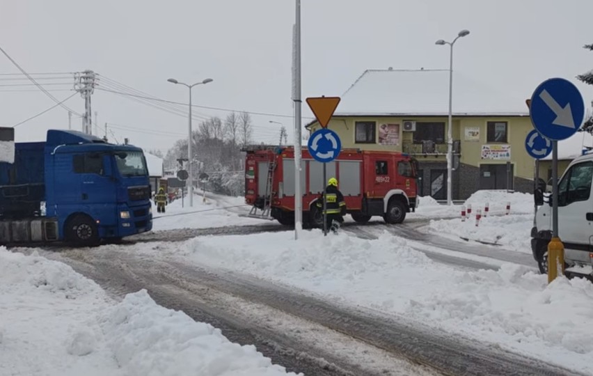 Nie tylko drogowcy walczą ze śniegiem. Strażacy też mają pełne ręce roboty. Zobacz to na zdjęciach 