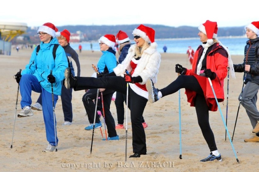 Mikołajkowy trening nordic walking na plaży w Jelitkowie -...