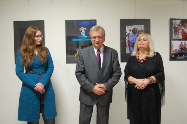 Alicja Horbatiuk i Kamila Niedzwiecka prezentują swoje fotografie na piętrze biblioteki publicznej w Szubinie. To ich debiutancka wystawa. Alicja Horbatiuk nie jest rodowitą pałuczanką. Dzieciństwo spędziła w Sandomierzu, młodość w Krakowie, a od ponad 30 lat mieszka z rodziną w Szubinie. W fotografii interesuje ją reportaż.  Kamila Niedzwiecka  studiuje podyplomowo w Akademii Sztuk Pięknych w Łodzi. Pokazuje na swych fotografiach architekturę, stare budowle i miejsca. 

Podczas wernisażu w bibliotece autorki przestawił Andrzej Wrona.