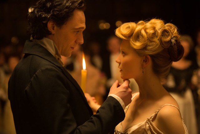 10. Crimson Peak. Wzgórze krwi(2015)

Guillermo del Toro w szczytowej formie! Reżyser przypomina, że dobry horror to sztuka. Choć historia rozgrywająca się w ruderze Crimson Peak jest dość przewidywalna i w kwestii fabuły trudno o zaskoczenia, obraz urzeka zdjęciami, muzyką, napięciem. Dopracowany w każdej sekundzie film ogląda się w rosnącym napięciu.

