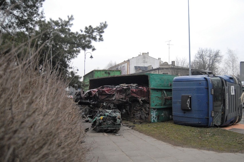 Wypadek cieżarówki w Piotrkowie. Scania załadowana złomem przewróciła się na rondzie. Utrudnienia w ruchu ZDJĘCIA