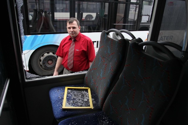 -&nbsp;Od początku tego roku tylko na wstawianie nowych szyb w autobusach wydaliśmy już w sumie prawie 7 tysięcy złotych - mówi Krzysztof Kowal, dyrektor do spraw techniczno - eksploatacyjnych Miejskiego Przedsiębiorstwa Komunikacji w Radomiu.