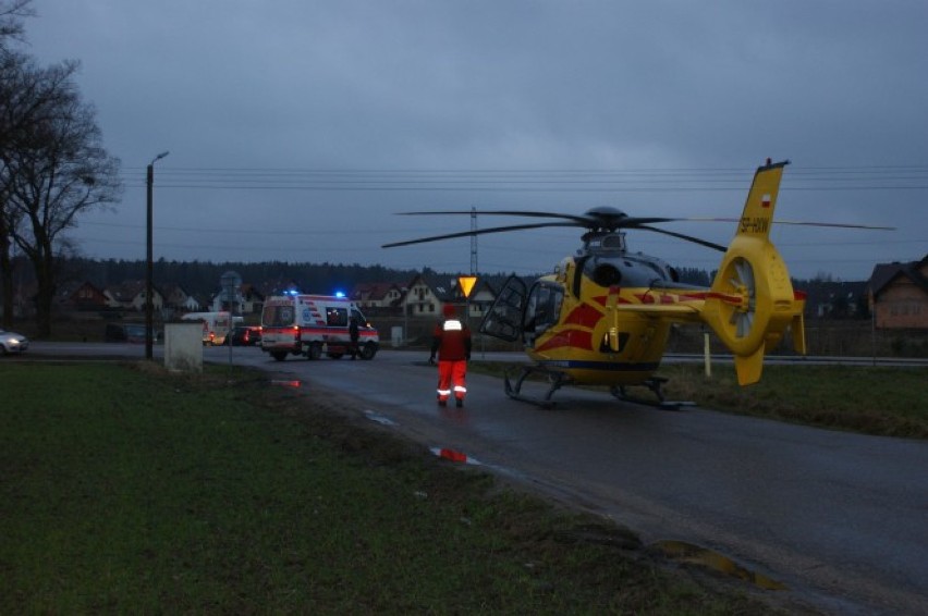 Wypadek w Leźnie - kobieta potrącona na przejściu dla pieszych (zdjęcia)