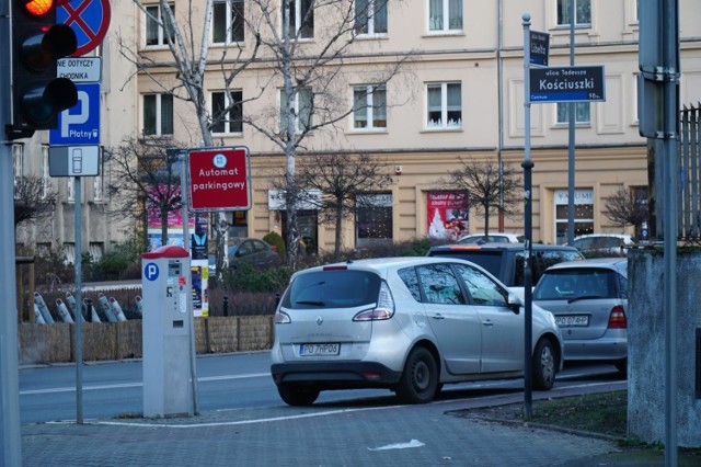 Podwyżki opłat w strefie parkowania Poznaniu dopiero od 1 czerwca. Miały wejść 1 kwietnia. Radni przesunęli termin z powodu koronawirusa