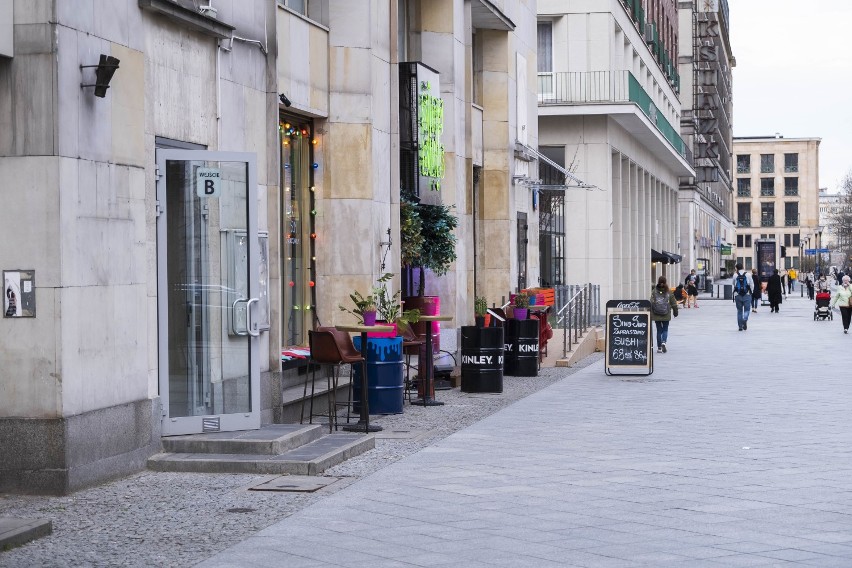 Ogródki restauracyjne w Warszawie. Które miejsca już działają? W centrum pojawiają się pierwsze stoliki