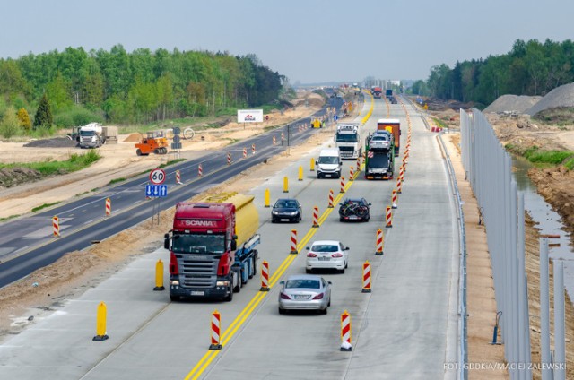 Nowa, betonowa jezdnia oddana do użytku na odcinku Piotrków - Kamieńsk budowanej autostrady A1