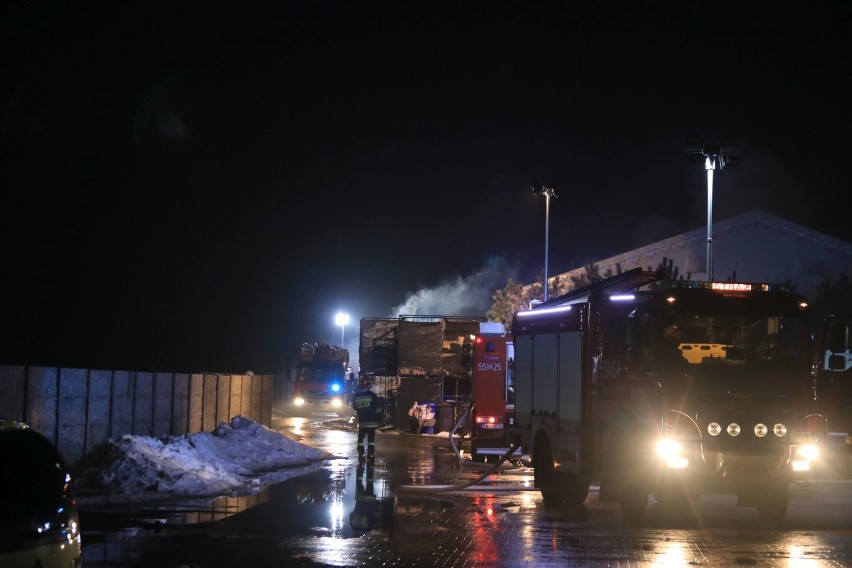 Pożar na terenie hurtowni rowerów w Wieluniu. Straty wynoszą 100 tys. zł ZDJĘCIA