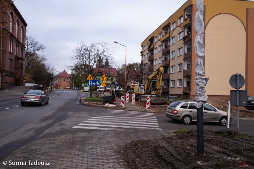 Ul. Staszica. Powstaje nowa ścieżka rowerowa, chodnik i oświetlenie przejść. ZDJĘCIA krok po kroku