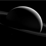 NASA pokazała najnowsze zdjęcie "ciemnej" strony Saturna