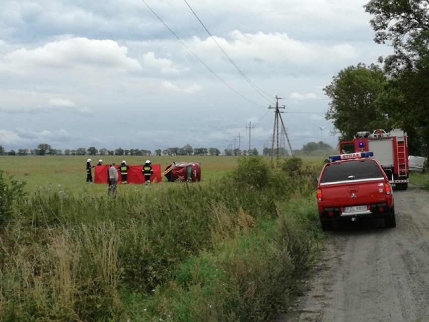 Wypadek drogowy na drodze gruntowej prowadzącej z Zalesia do Pieczynka
