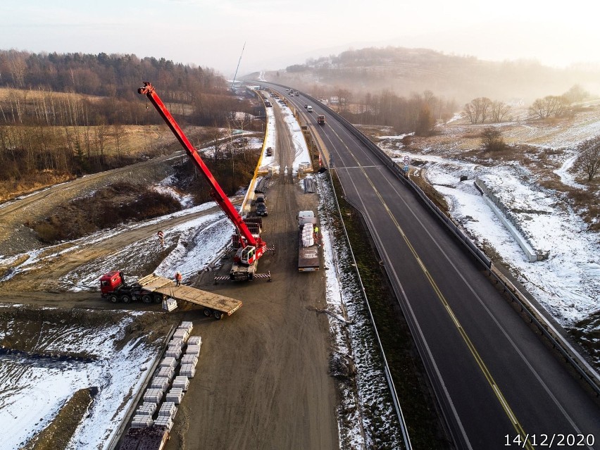 Nowe zdjęcia z placu budowy ekspresowej ZAKOPIANKI S7. Zima wcale nie wystraszyła drogowców! 30.12.2020