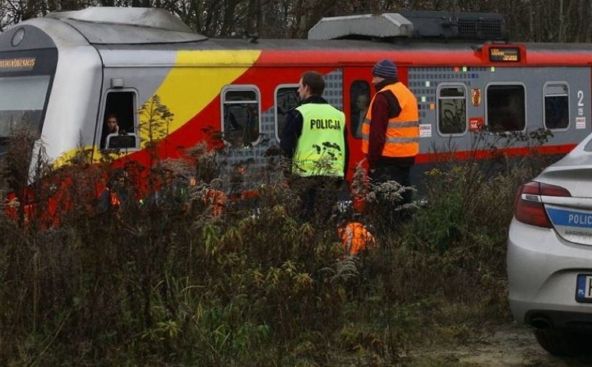 Pijany mężczyzna wpadł na torowisko i przejechał nad nim pociąg. Przeżył! [ZDJĘCIA]