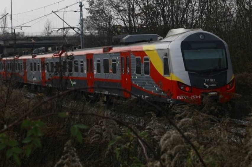 Pijany mężczyzna wpadł na torowisko i przejechał nad nim pociąg. Przeżył! [ZDJĘCIA]