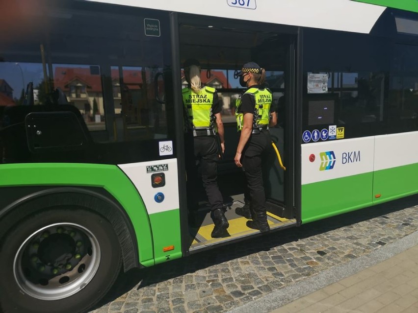 Białystok. Straż miejska w autobusach. Sprawdzą, czy masz maseczkę! Grożą mandaty [zdjęcia]