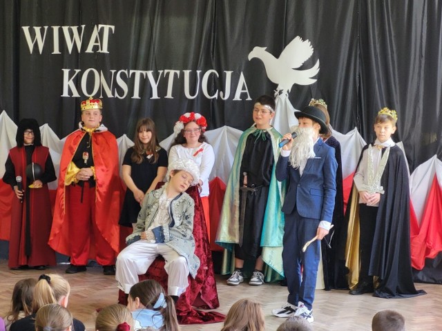 Uczniowie klas starszych przygotowali program artystyczny „Duchy przeszłości, teraźniejszości i przyszłości, czyli niezwykły sen Stanisława Augusta Poniatowskiego.”