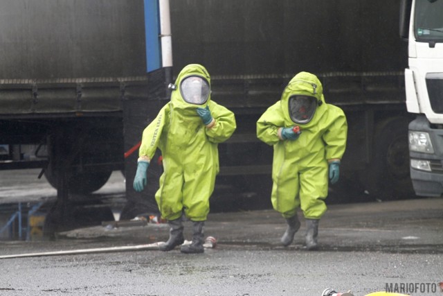 Osiem jednostek straży pożarnej, w tym grupa ratownictwa chemicznego z Kędzierzyna-Koźla, usuwa skutki wycieku podchlorynu sodu, do którego doszło na terenie jednego z przedsiębiorstw przy ulicy Głogowskiej w Opolu.