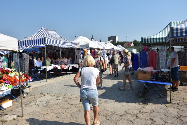 Niewiele osób zdecydowało się w minioną sobotę na zakupy na targowisku miejskim w Starachowicach. Jednym z powodów był upał, który nie zachęcał do wychodzenia z domów i spaceru pomiędzy straganami. Drugim były policyjne kontrole, jakie ostatnio miały tam miejsce. Funkcjonariusze sprawdzali czy ludzie noszą maseczki ochronne i wlepili kilka mandatów.

Zobaczcie na kolejnych slajdach co można było kupić i w jakich cenach. >>>  