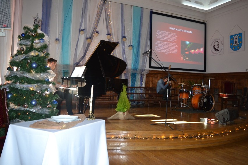 W pleszewskim liceum odbył się bożonarodzeniowy koncert....