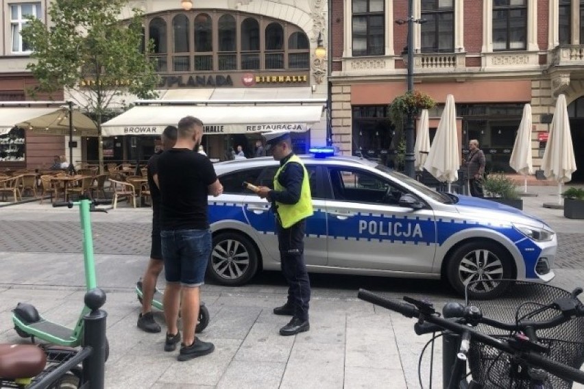 Policjanci z łódzkiej drogówki  i z Wydziału Prewencji...