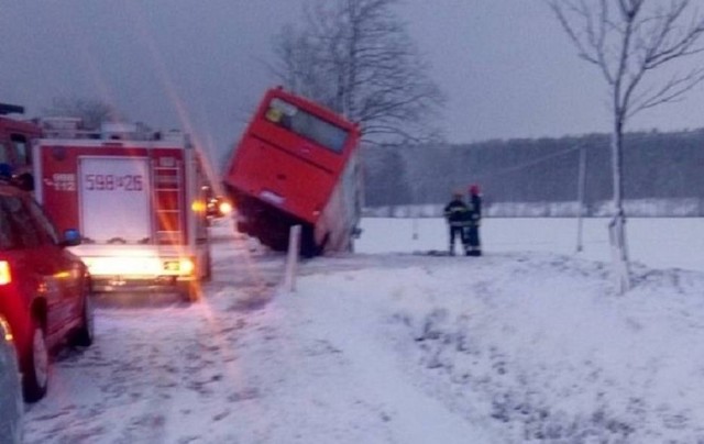 W Otorowie w powiecie szamotulskim do rowu wpadł autobus szkolny przewożący dzieci. Do zdarzenia doszło w czwartek po godz. 15 na drodze wojewódzkiej 187. 

WIĘCEJ: Szkolny autobus z dziećmi wpadł do rowu