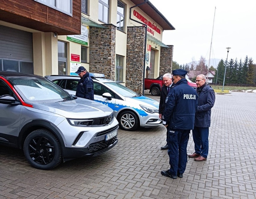 Nowy nieoznakowany radiowóz trafił do łososińskiego komisariatu Policji. To srebrny opel mokka