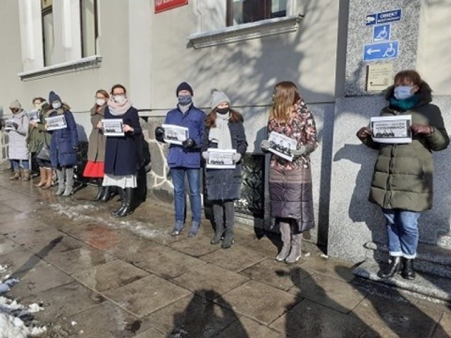 Protest pod Sądem Rejonowym w Grudziądzu w obronie sędziów niezłomnych: Juszczyszyna, Morawiec i Tuleyi. Wzięło w nim udział kilku mieszkańców oraz pracowników grudziądzkiego sądu