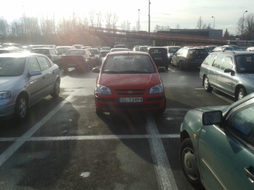 Miszcz parkowania w Katowicach - centrum handlowe 3 Stawy......