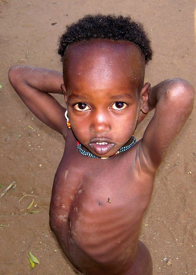 Chłopczyk z plemienia Hamer&oacute;w. Wioska w pobliżu Turmi, pd. Etiopia, 2010 r. Fot. Teresa Stachowicz