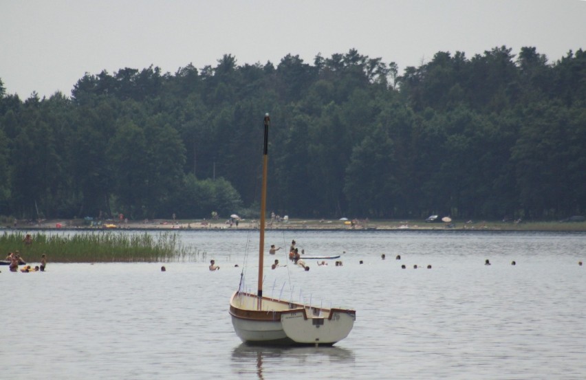 Weekendowy odpoczynek nad jeziorem Piaseczno. Opalanie i kąpiele w ciepłej wodzie. Zobacz zdjęcia!