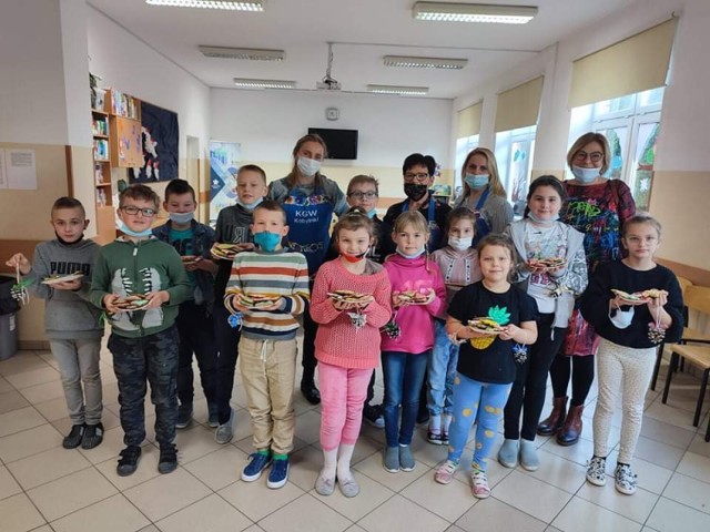 Uczniowie Szkoły Podstawowej nr 4 piekli pierniki wraz z KGW Kobylniki