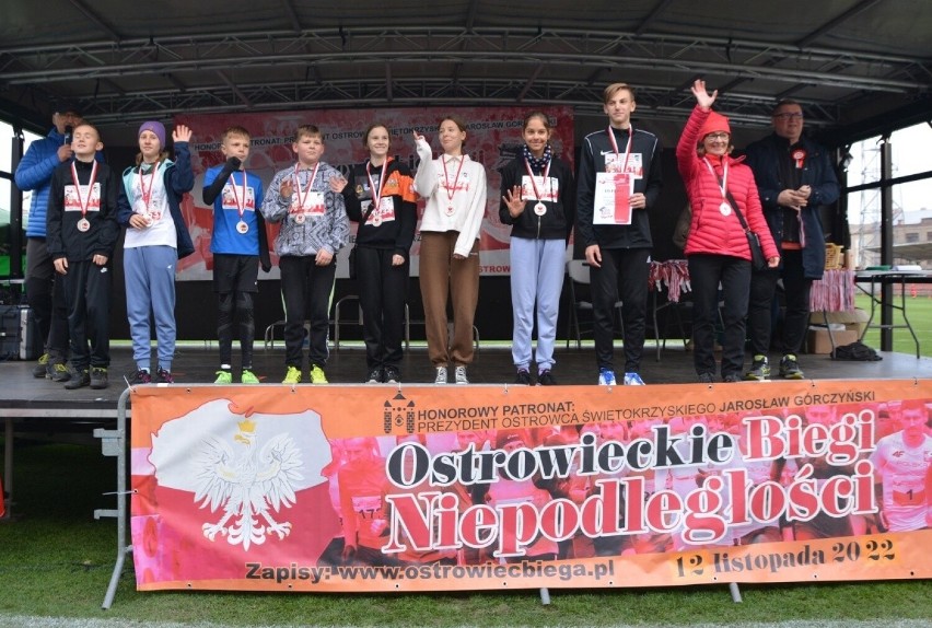 Biegi Niepodległości w Ostrowcu Świętokrzyskim. Młodzi biegacze uczcili Święto Niepodległość na sportowo