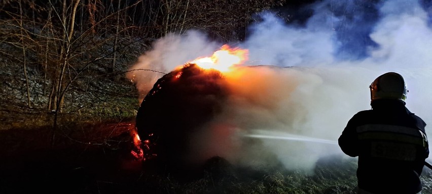 Pożar bel słomy w gminie Izbica Kujawska [zdjęcia]