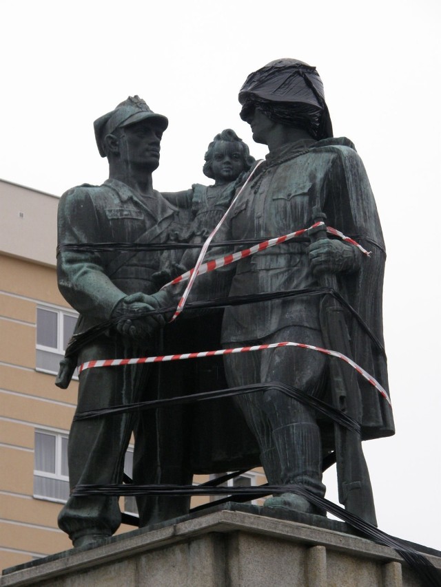 Legnicki Pomnik Wdzięczności przedstawia żołnierzy: polskiego i sowieckiego trzymających dziecko. Fot. Mariusz Witkowski