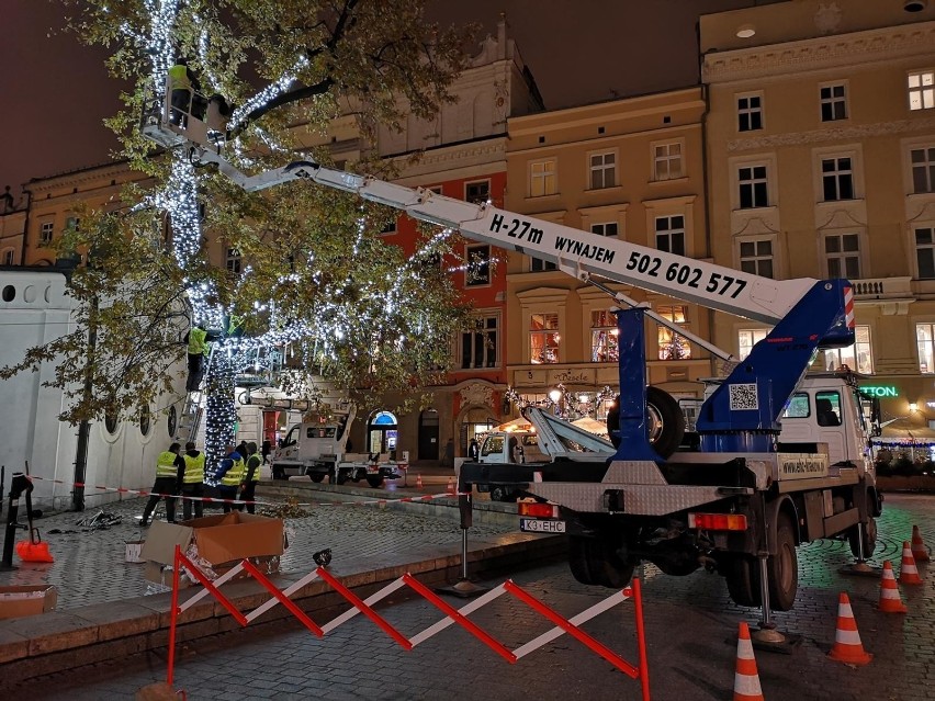 Kraków. Zakładają iluminacje świąteczne na Rynku [ZDJĘCIA] 