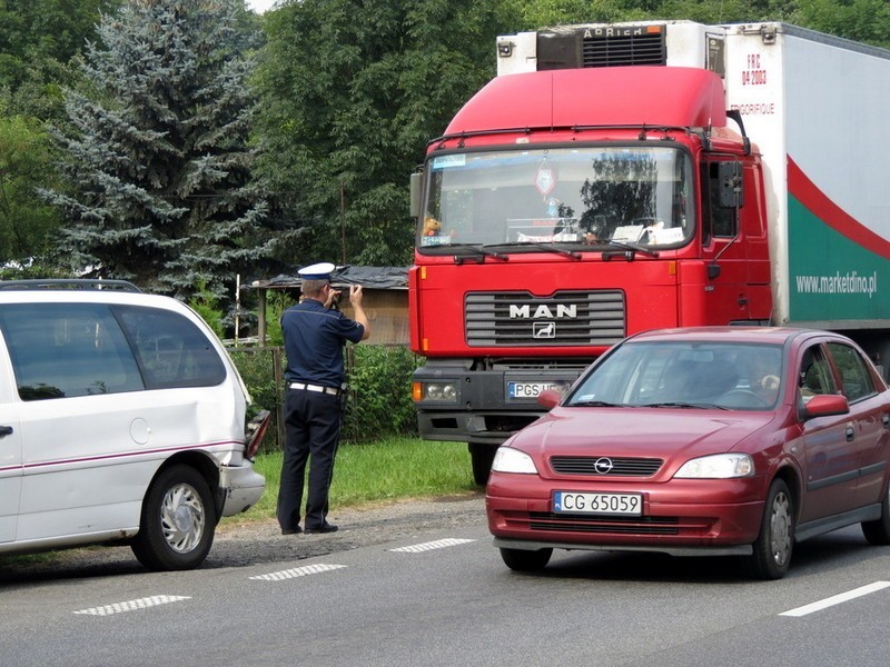 Wrocław: Wypadek na Średzkiej. Ciężarówka wjechała w forda