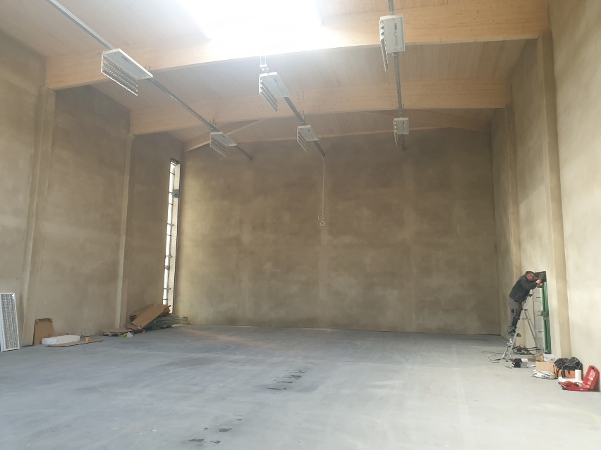 Na kolejnych zdjęciach: budowa sali w Gościeszynie (postęp...