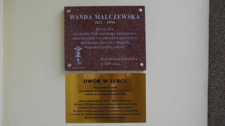 Tablicę pamięci Wandy Malczewskiej odsłonęto w Lubcu w gminie Szczerców