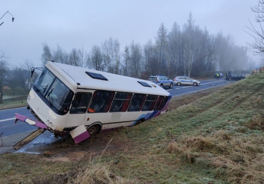 W Bystrowicach autobus zderzył się z dwoma samochodami. Jedna osoba trafiła do szpitala
